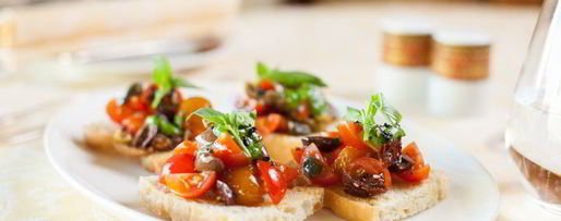 Шаг 15: брускетты с помидорами и оливками