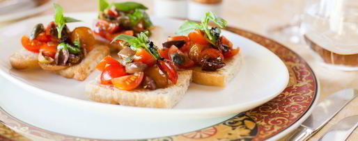 Шаг 16: брускетты с помидорами и оливками