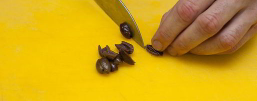 Шаг 2: брускетты с помидорами и оливками