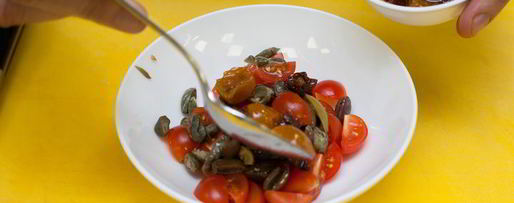 Шаг 3: брускетты с помидорами и оливками