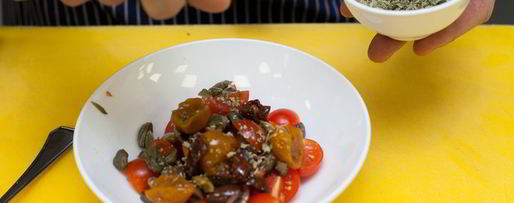 Шаг 4: брускетты с помидорами и оливками