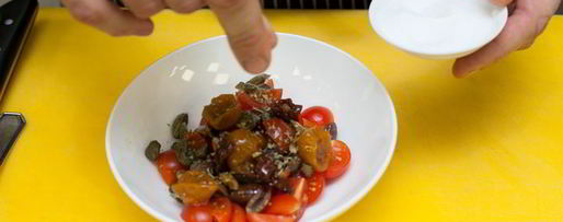 Шаг 5: брускетты с помидорами и оливками