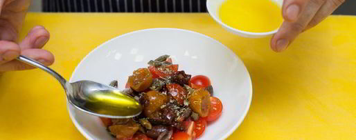 Шаг 6: брускетты с помидорами и оливками