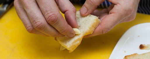 Шаг 8: брускетты с помидорами и оливками