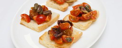 Шаг 9: брускетты с помидорами и оливками