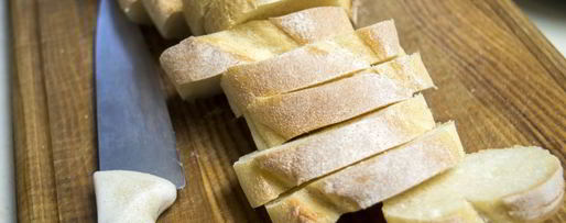 Шаг 2: брускетты с помидорами и сыром