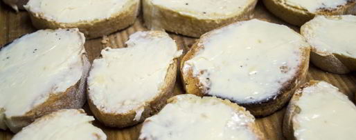 Шаг 4: брускетты с помидорами и сыром