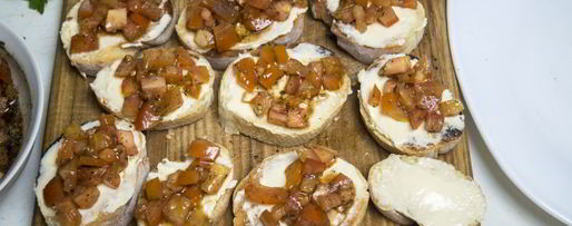 Шаг 5: брускетты с помидорами и сыром