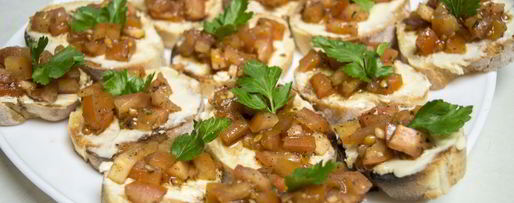 Шаг 6: брускетты с помидорами и сыром