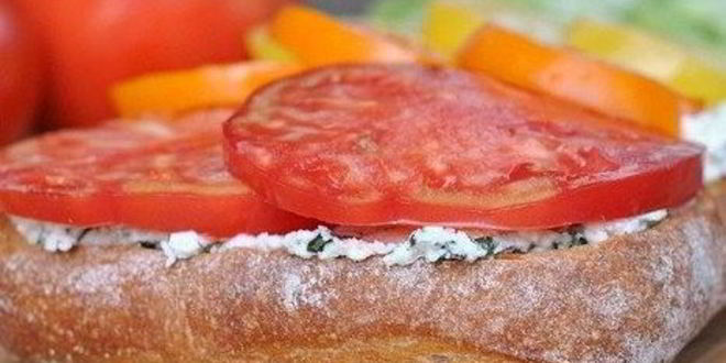 Рецепт брускетты с помидорами и творожной намазкой из базилика