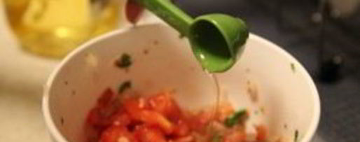 Шаг 3: брускетты с помидорами