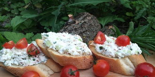 Рецепт брускетты с рикоттой и паприкой