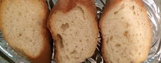 Шаг 1: брускетты с рикоттой и паприкой