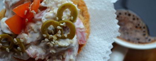 Шаг 4: брускетты с рыбой и томатами черри