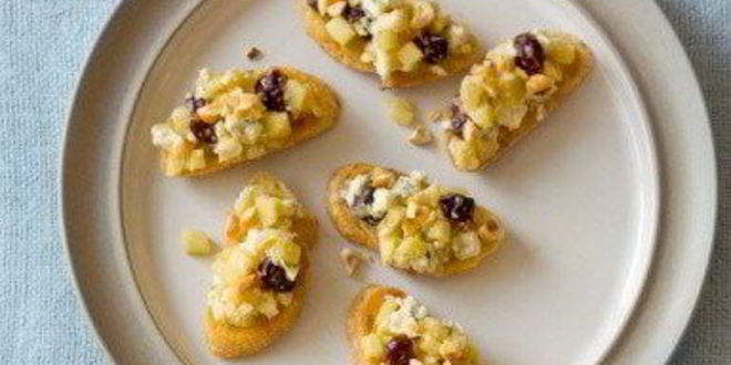 Рецепт брускетты с сырами, сушеной вишней и орехами