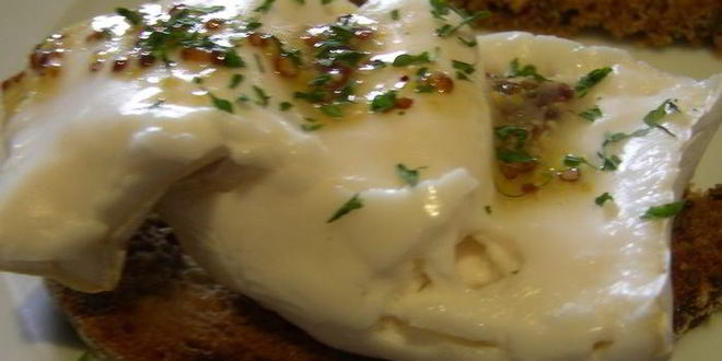 Рецепт брускетты с теплым козьим сыром и уксусно-горчичной заправкой