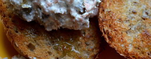 Шаг 4: брускетты с творогом и красной рыбой