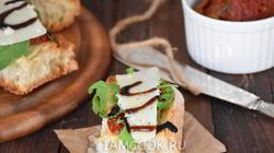 Рецепт Брускетты с вялеными томатами, рукколой и пармезаном