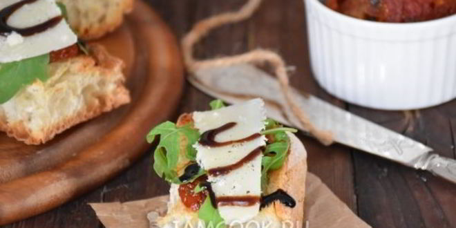 Рецепт брускетты с вялеными томатами, рукколой и пармезаном