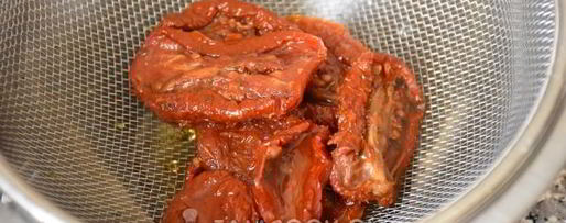 Шаг 3: брускетты с вялеными томатами, рукколой и пармезаном