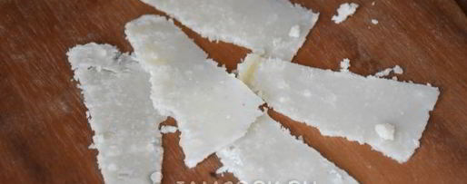 Шаг 5: брускетты с вялеными томатами, рукколой и пармезаном