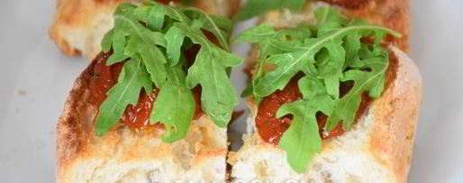 Шаг 6: брускетты с вялеными томатами, рукколой и пармезаном