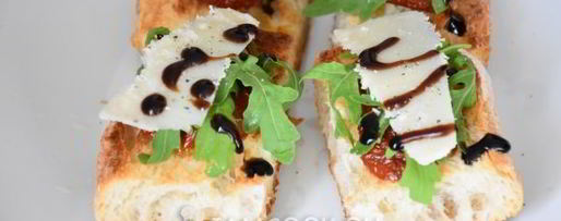 Шаг 7: брускетты с вялеными томатами, рукколой и пармезаном