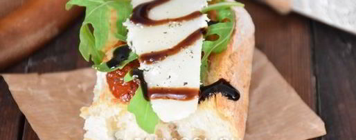 Шаг 8: брускетты с вялеными томатами, рукколой и пармезаном