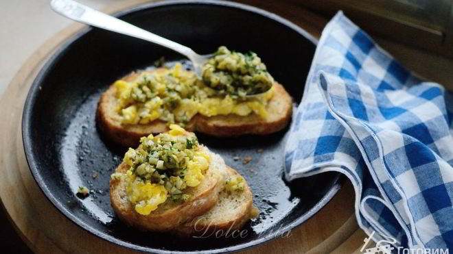Рецепт Брускетты с яйцом, оливками и петрушкой