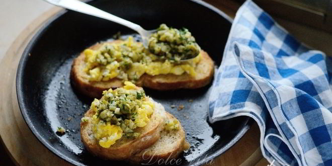 Рецепт брускетты с яйцом, оливками и петрушкой