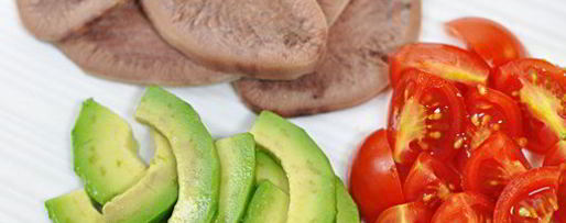 Шаг 2: брускетты с языком и авокадо