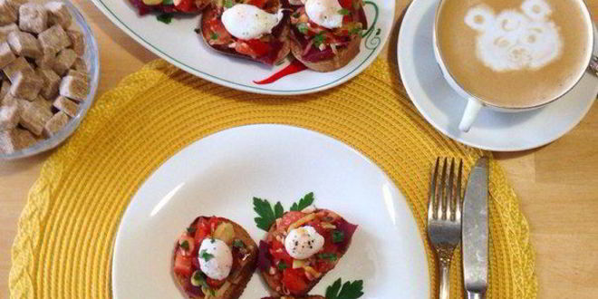 Рецепт брускетт с бастурмой и яйцом пашот из перепелиного яйца