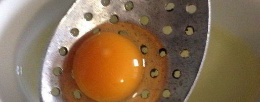 Шаг 1: брускетт с бастурмой и яйцом пашот из перепелиного яйца