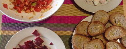 Шаг 2: брускетт с бастурмой и яйцом пашот из перепелиного яйца