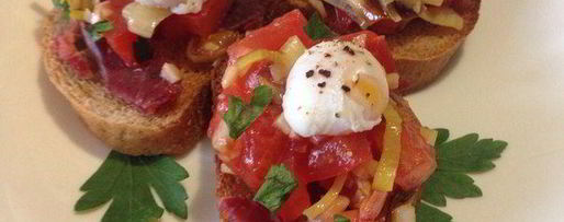Шаг 3: брускетт с бастурмой и яйцом пашот из перепелиного яйца