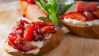Рецепт Брускетт с клубникой и маскарпоне