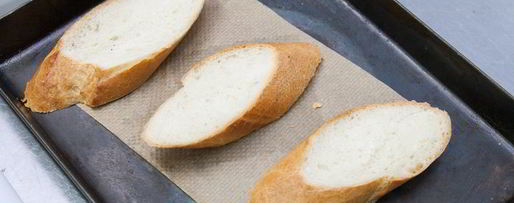 Шаг 1: брускетты с клубникой и маскарпоне