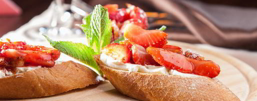 Шаг 9: брускетты с клубникой и маскарпоне