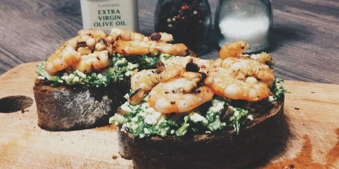 Рецепт брускетт с креветками и руколой