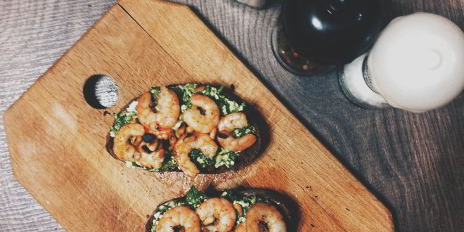 Рецепт брускетт с креветками и руколой