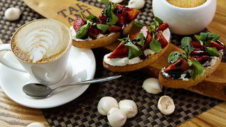 Рецепт Брускетт с рикоттой и клубникой