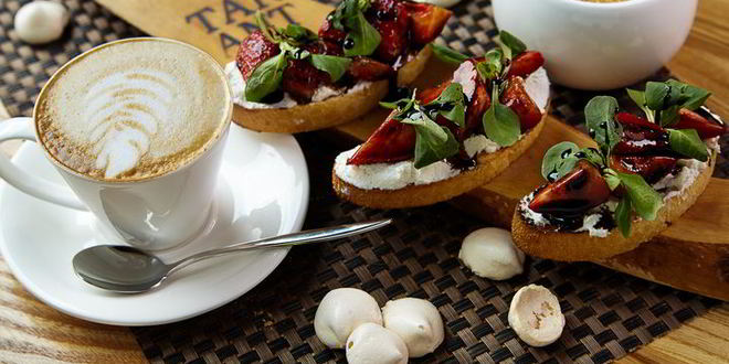 Рецепт брускетт с рикоттой и клубникой