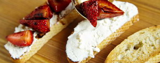 Шаг 6: брускетт с рикоттой и клубникой