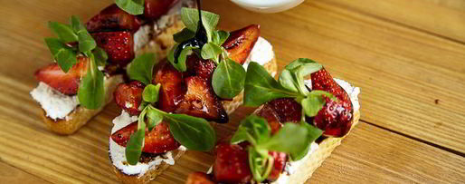 Шаг 7: брускетт с рикоттой и клубникой