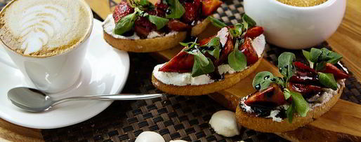 Шаг 8: брускетт с рикоттой и клубникой