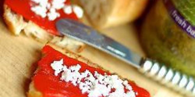 Рецепт бутербродов с песто, печеным перцем и фетой