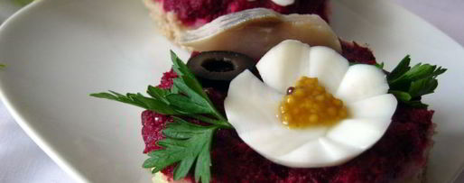 Шаг 7: бутербродов с сельдью и свекольным песто