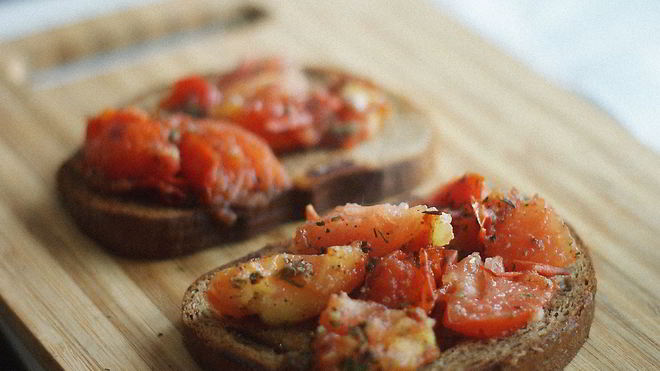Рецепт Чесночной брускетты с томатами, красным луком и базиликом