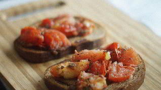 Рецепт Чесночной брускетты с томатами, красным луком и базиликом