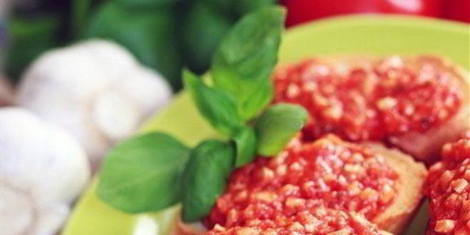 Рецепт чесночной брускетты с томатами, красным луком и базиликом